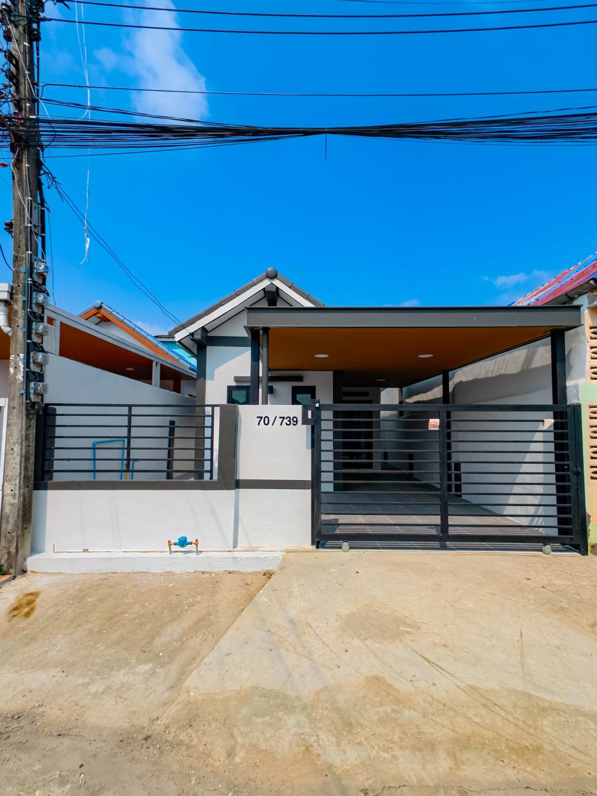 ขายบ้านมีนบุรี-ร่มเกล้า :  ขาย บ้านเดี่ยวพร้อมอยู่! เฟอร์ครบ ไม่ต้องแต่งเพิ่ม  2 นอน 2 น้ำ มบ.อมรทรัพย์ ทำเลดี ใกล้ ตลาดหนองจอก และร้านสะดวกซื้อ