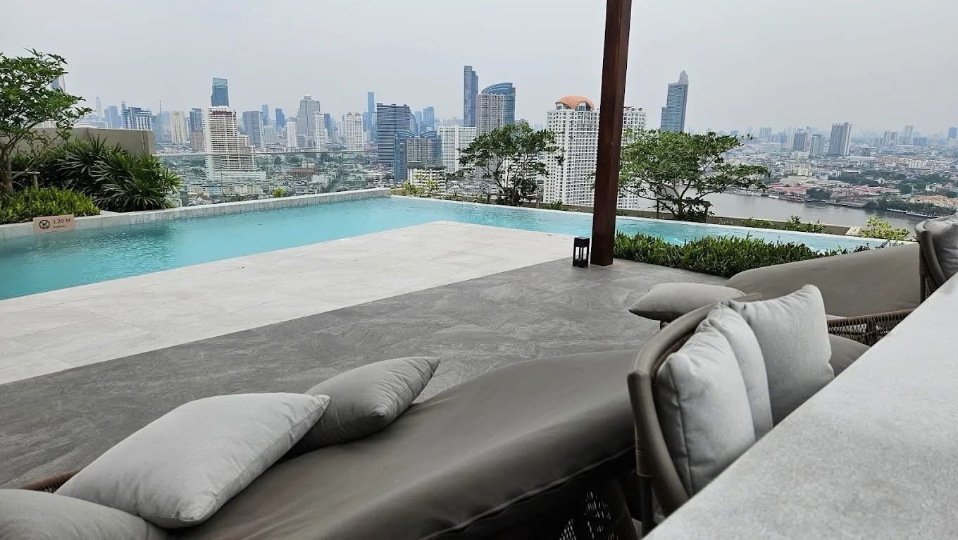 ให้เช่าคอนโดวงเวียนใหญ่ เจริญนคร : 🏙 Duplex เพดานสูง 4.4 ม. | ชั้น 17 วิวดี | พร้อมเข้าอยู่

🌊 ณ รีวา เจริญนคร (Na Reva Charoennakhon)
คอนโดดีไซน์โปร่ง โล่ง แยกสัดส่วนชัดเจน อยู่สบาย บรรยากาศเงียบสงบ