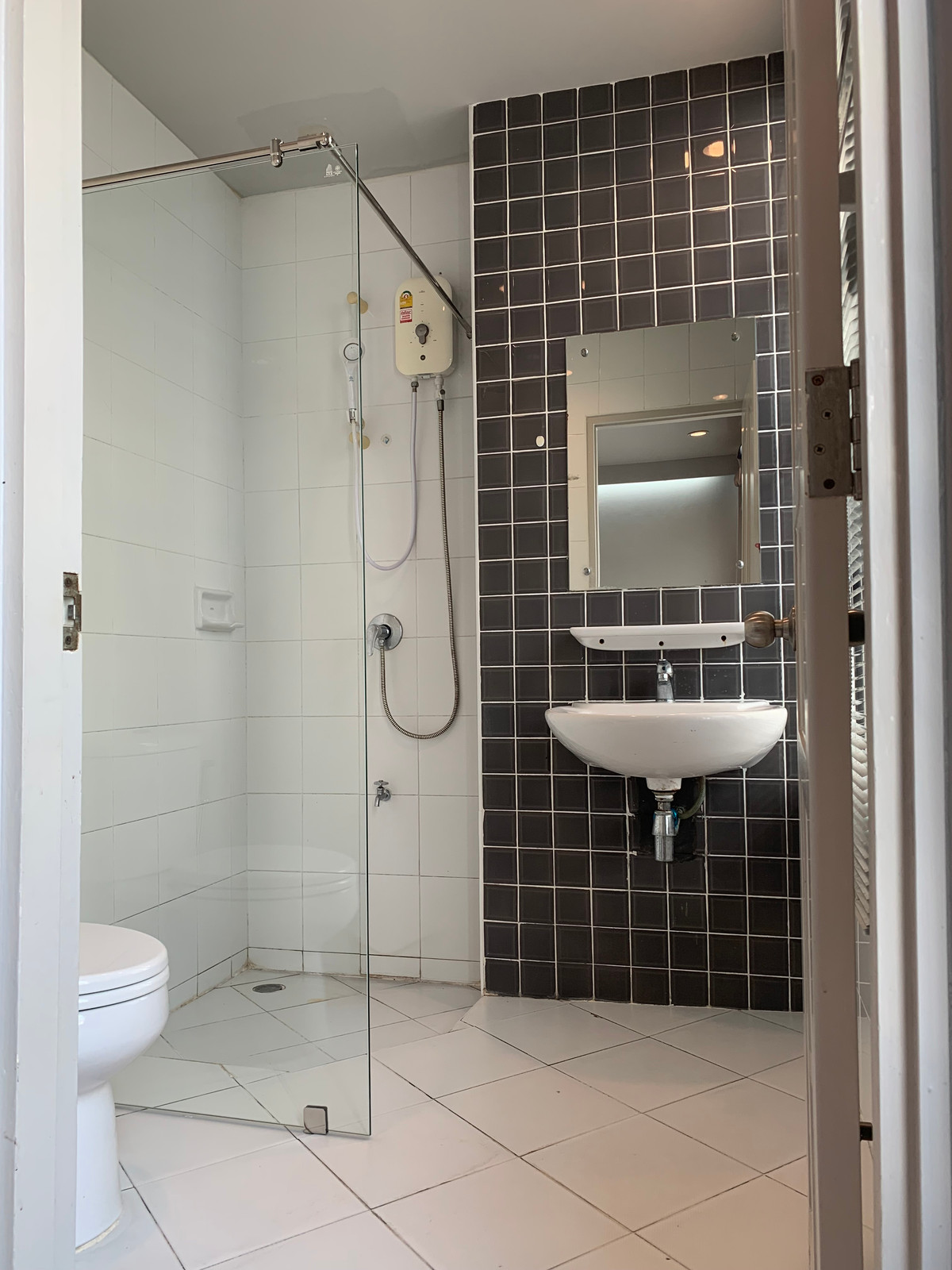 ให้เช่าทาวน์โฮมเลียบทางด่วนรามอินทรา : บ้านเลขที่ 88 ทาวน์โฮม เดินไป Central East Ville , คริสตัลปาร์ค ได้