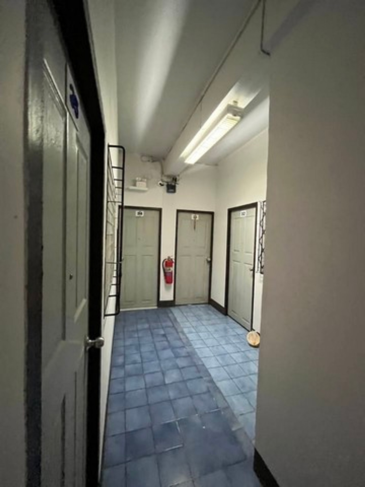 For RentShop HouseSukhumvit, Asoke, Thonglor : HR3365 Commercial building for rent, 2 units, next to Sukhumvit main road. Location with highest potential In the heart of the business district and residences for foreigners.