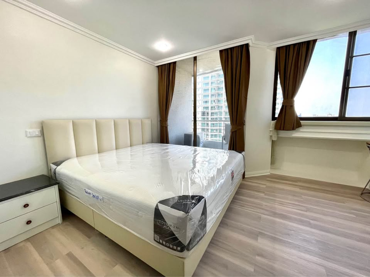 For RentCondoSukhumvit, Asoke, Thonglor : For rent, Supalai Place Sukhumvit 39, spacious room 50 sq m., 20+ floor, has bathtub, fully furnished, ready to move in immediately.