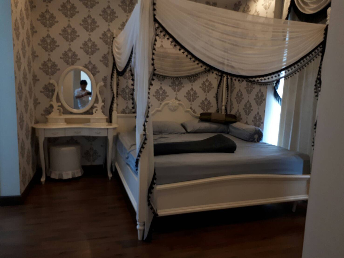 ให้เช่าคอนโดวงเวียนใหญ่ เจริญนคร : OMG559  [ คิวเฮ้าส์ คอนโด สาทร ]  BTS กรุงธนบุรี / 2 ห้องนอนใหญ่  เช่าถูก  6 เมษา 69