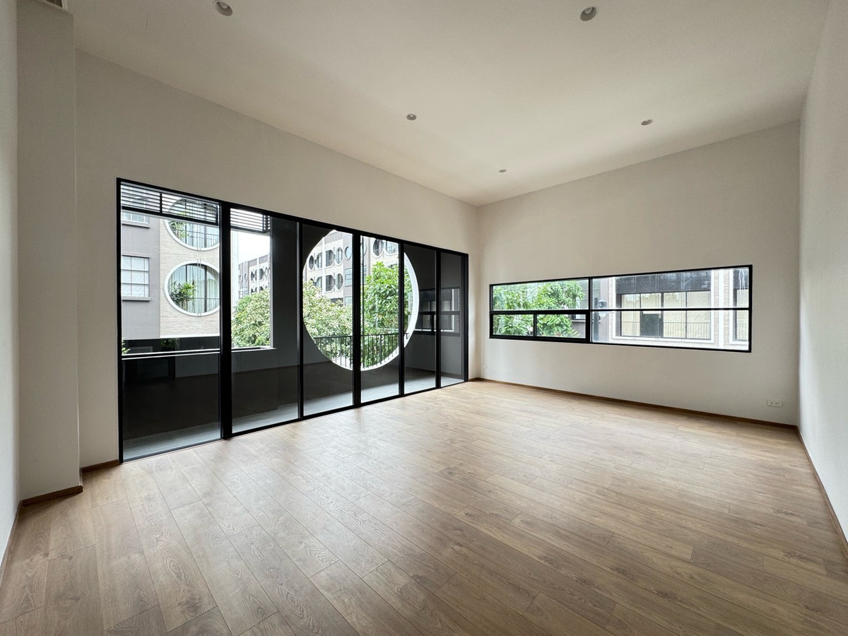 ขายทาวน์โฮมเลียบทางด่วนรามอินทรา : ทาวน์โฮมสร้างใหม่ .... แปลงมุม 