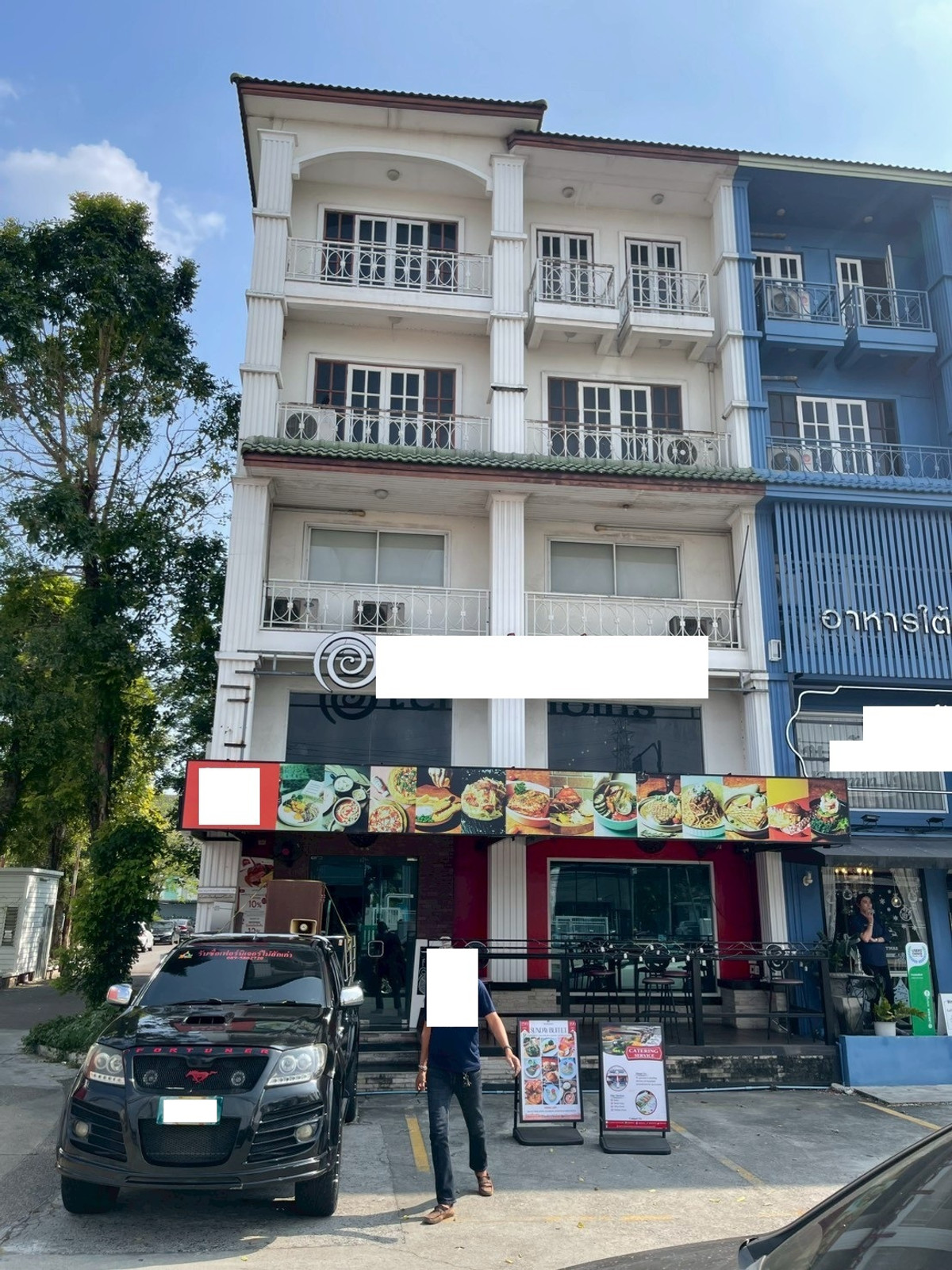For RentShop HousePattanakan, Srinakarin : Commercial Building for Rent – Corner Unit on Phatthanakan Road (near Soi Phatthanakan 30)  Large commercial building suitable for office, clinic, school, showroom, or various businesses. Prime location on the main road with convenient access.