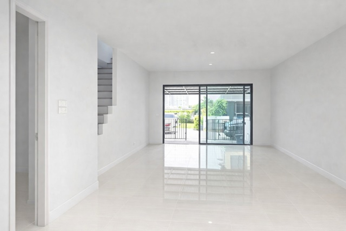 For RentTownhomeBangna, Bearing, Lasalle : BTS Samrong 1km. 4bed 3bath townhome BTS Bearing 20sq.wa. 240sq.m. new 3story house Imperial World