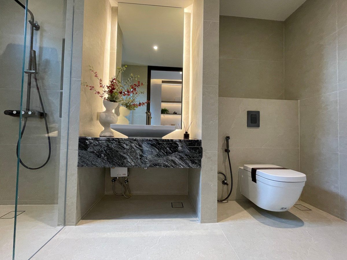 ขายบ้านเลียบทางด่วนรามอินทรา : "หนึ่งเดียวบนเลียบด่วน! Cira Residences บ้านเดี่ยว Ultra-Luxury 3.5 ชั้น พื้นที่ 845 ตร.ม. พร้อมสระว่ายน้ำส่วนตัว | ใกล้ทองหล่อ-พระราม 9 เพียงไม่กี่นาที (สังคมส่วนตัวเพียง 9 ยูนิต)"