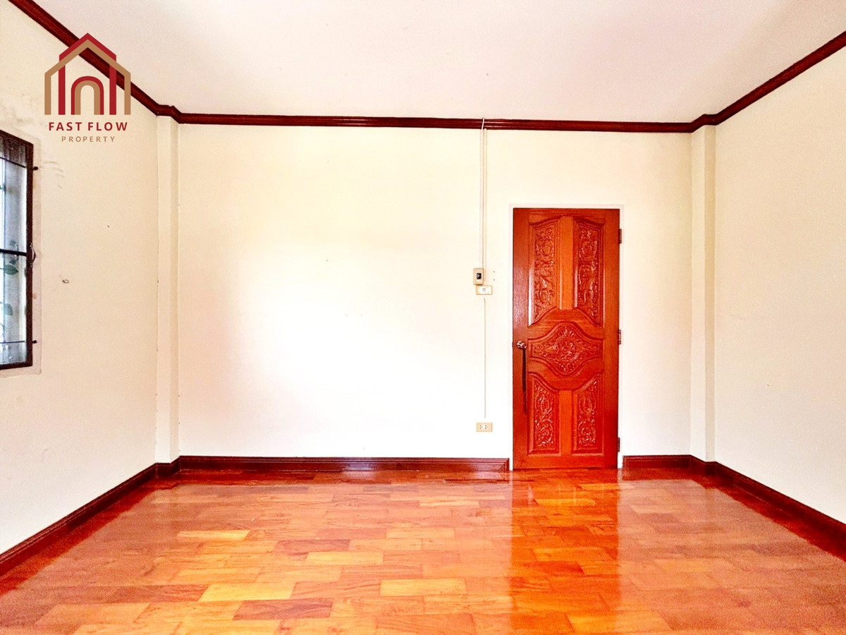 For RentPathum Thani,Rangsit, Thammasat : Twin house for rent, Burirom, 36 sq m, Rangsit, Khlong 4, kitchen addition, Phra Ong Chao Sai Road. Single house mood Sawai Pracharat Road MAY