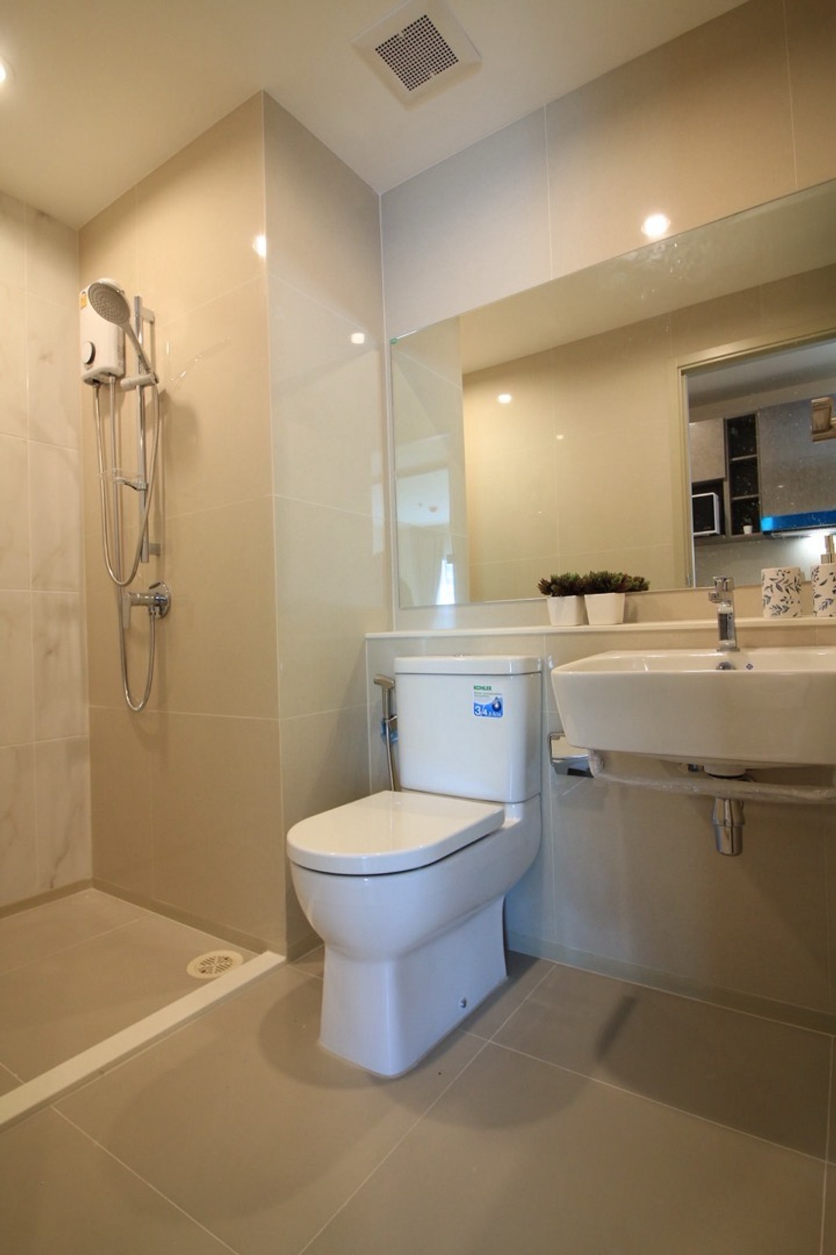 For RentCondoSamut Prakan,Samrong : 🔥For rent Aspire Erawan, next to BTS, fully furnished, ready to move in, 25th floor, pets not allowed.