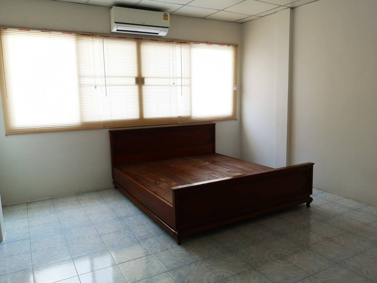 ให้เช่าทาวน์โฮมอ่อนนุช อุดมสุข : ให้เช่าทาวเฮาส์ 16 ตรว. 2 ชั้น 2 นอน 2 น้ำ ใกล้บีทีเอสอุดมสุข และ ปุณณวิถี ซอยวชิรธรรม 12  ค่าเช่า 15,000  โทร  082 649 9822