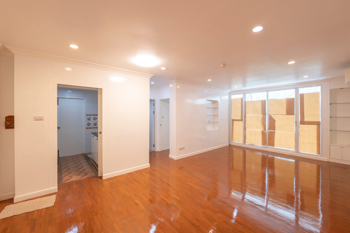 For SaleCondoNana, North Nana,Sukhumvit13, Soi Nana : ็Hot deal, Baan Siri Sukhumvit 10, large 2 bedrooms, very good condition, open, spacious room, comfortable in the heart of Asoke. Contact to arrange a viewing.