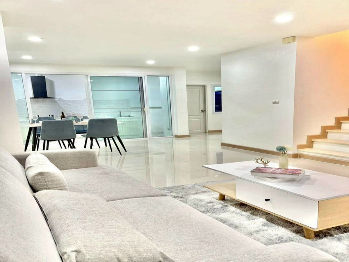 For SaleTownhomeSriracha Laem Chabang Ban Bueng : Townhome for sale in Sriracha, near Central and Robinson Department Stores. 3 bedrooms, The Central 2. Ready to move in.