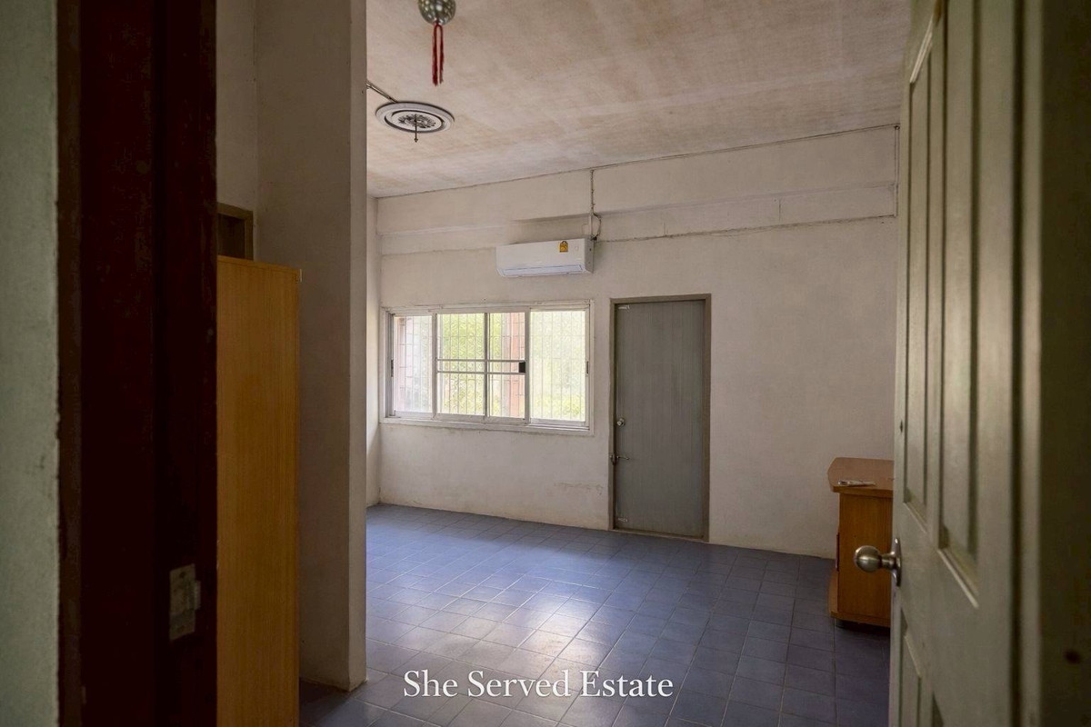 For RentShop HouseSukhumvit, Asoke, Thonglor : ◈ Commercial building for rent, 2 units, Sukhumvit Road, near BTS Thonglor, only 200 meters ◈ Commercial building, 2 units, 5 floors high.
• Width 8 meters • Area 31.9 square meters
• Location next to the main Sukhumvit Road. Clearly visible • High potent