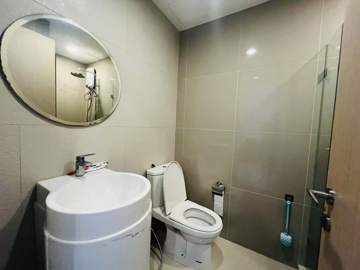 For RentCondoRama9, Petchburi, RCA : Rhythm Asoke is ready to move in with free Wi-Fi.