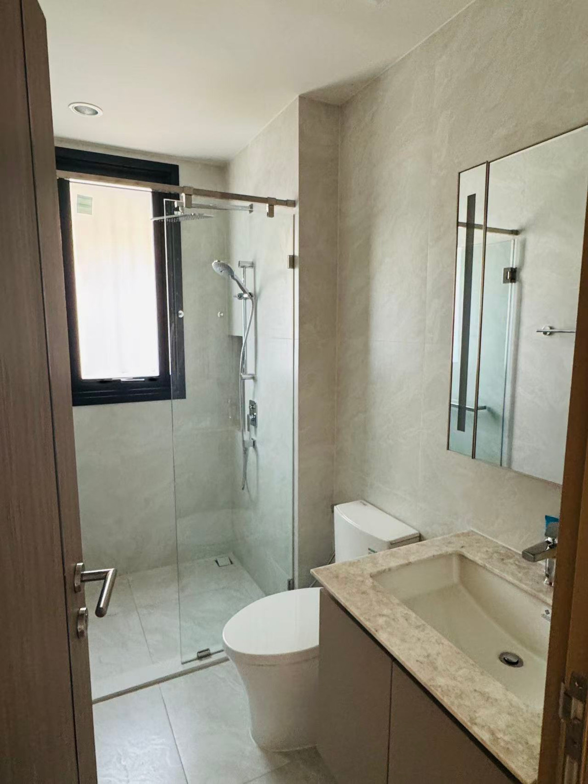 For RentCondoRama9, Petchburi, RCA : RCA  Brand new 3 bedrooms condo  137 sqm rent 120,000 thb one month