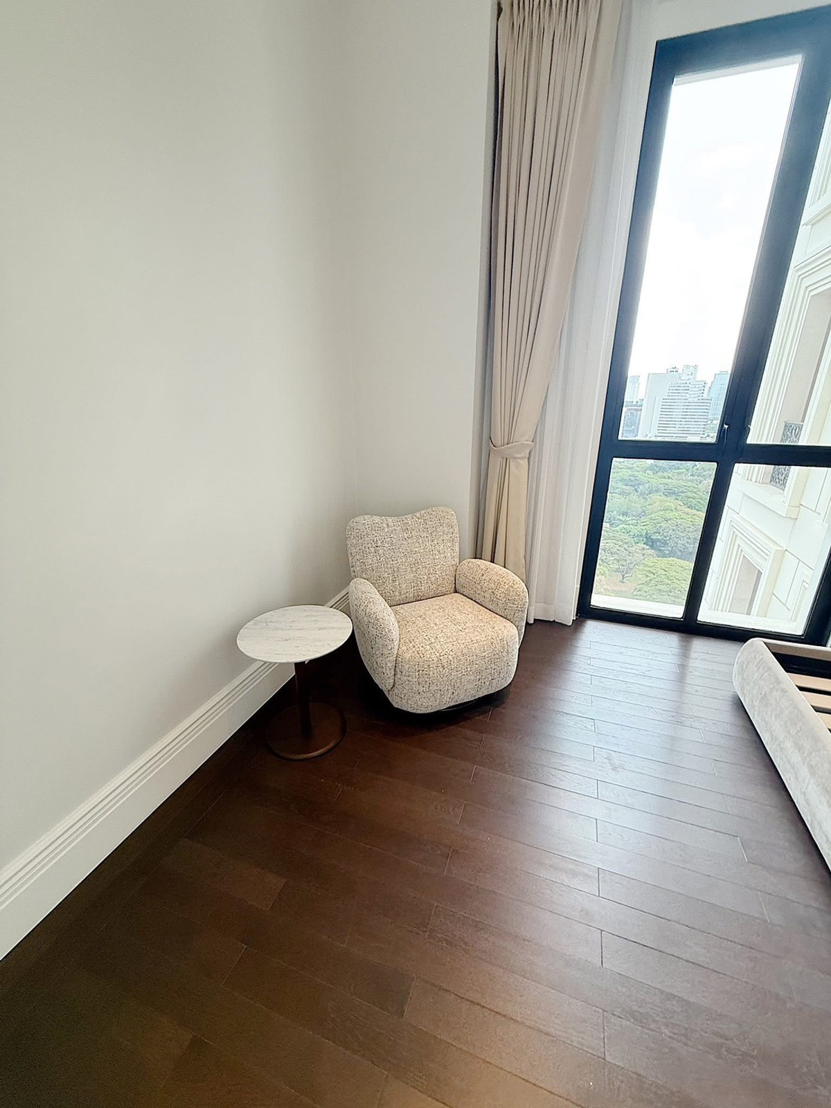 For RentCondoWitthayu, Chidlom, Langsuan, Ploenchit : ⭐️ 98 wireless ⭐️ 2 bedrooms, 3 bathrooms, 120 sq m. Beautiful room, well decorated. Ready to move in
