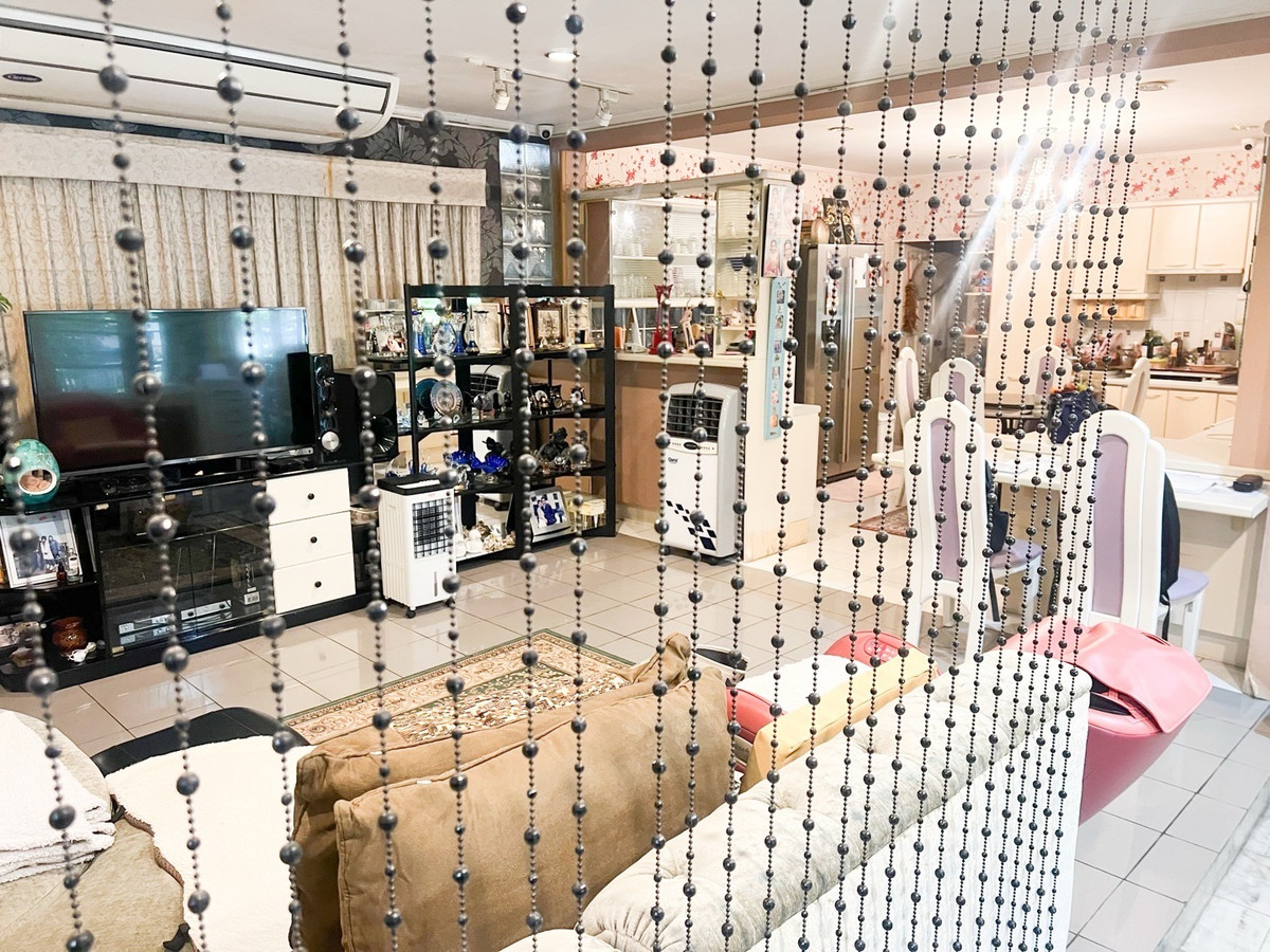 For SaleHouseSukhumvit, Asoke, Thonglor : 2-story detached house, prime location, Sukhumvit 103, large house, wide area, complete functions, with lawn and usable area around the house. Suitable for large families, convenient travel, close to the BTS and many large department stores.