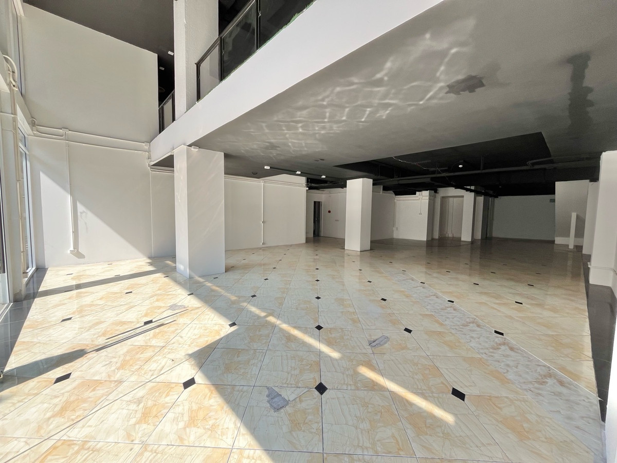 For RentRetail SpaceWitthayu, Chidlom, Langsuan, Ploenchit : Business space, size 311 sq m., G floor + mezzanine, next to the road, good location, near BTS Chidlom, Lang Suan, Witthayu, embassy and Lumpini Park, Ratchadamri ((has parking))