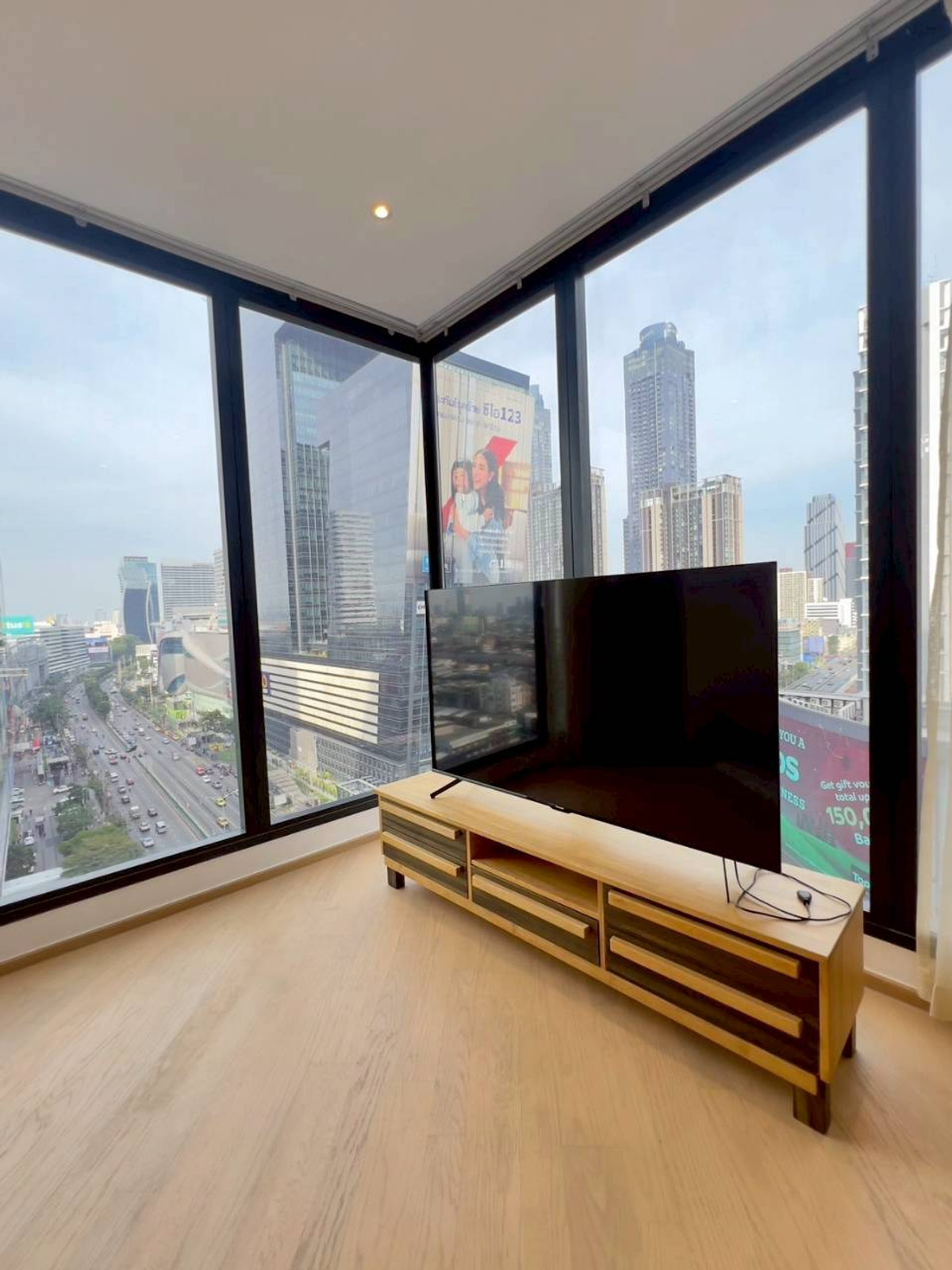 ให้เช่าคอนโดพระราม 9 เพชรบุรีตัดใหม่ RCA : ให้เช่าคอนโด Ashton Asoke - Rama 9 ตกแต่งครบครัน (S15-42577)