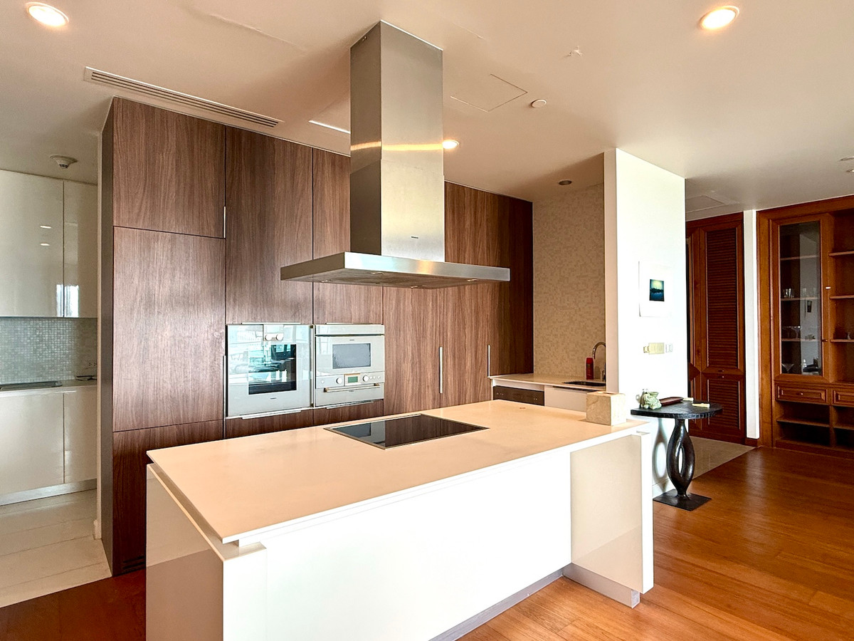 ให้เช่าคอนโดวิทยุ ชิดลม หลังสวน : คอนโด 3 ห้องนอน พื้นที่กว้างขวาง วิว Royal Sport Club