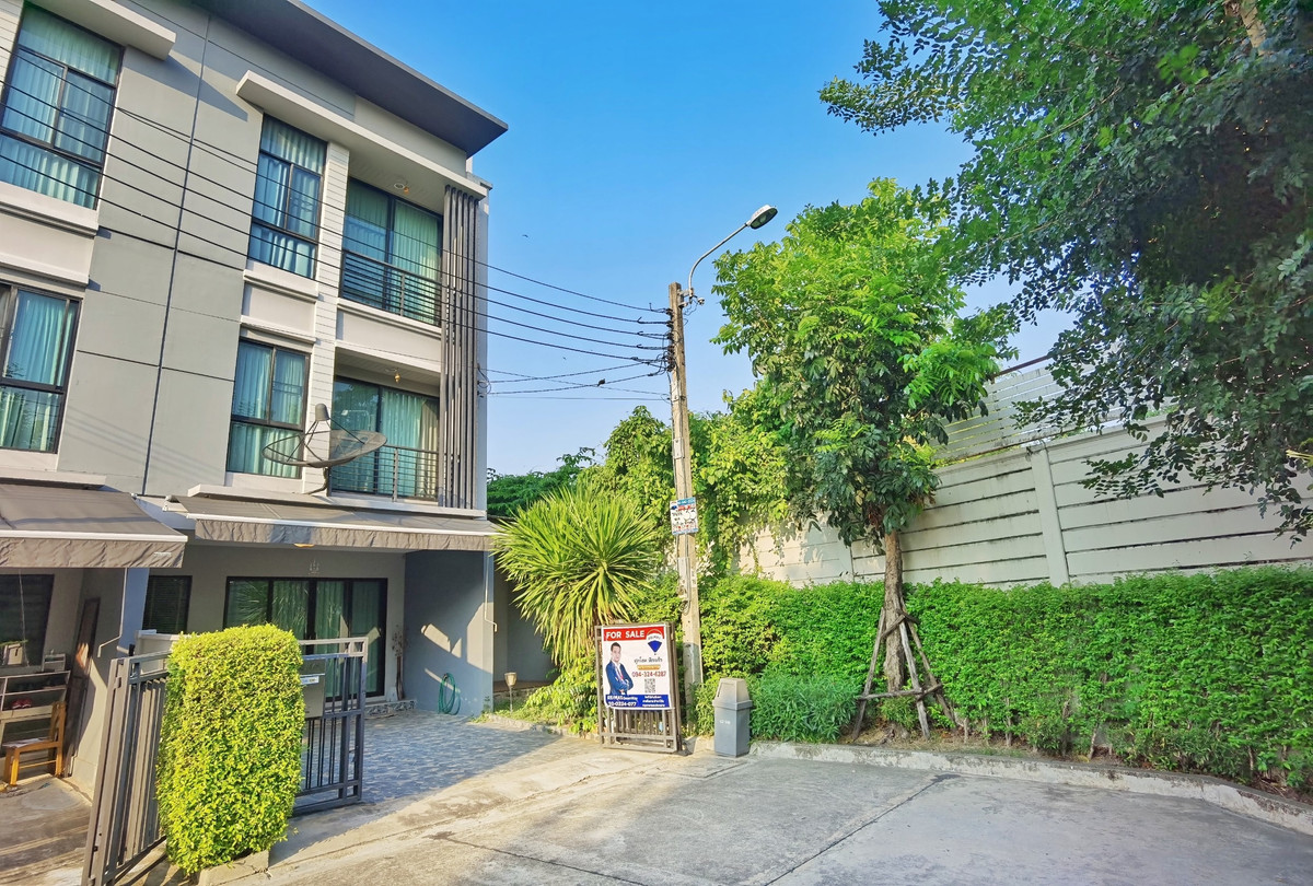For SaleTownhomeRattanathibet, Sanambinna : [Selling at a loss! Decorated in the millions] Baan Klang Muang Rattanathibet, back side, 33 sq m, near MRT Nonthaburi Intersection 1, only 500 meters.