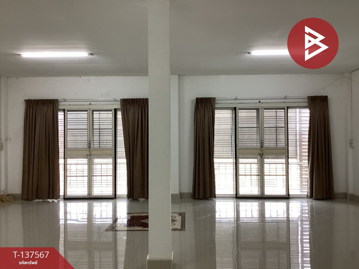 For SaleShop HouseSaraburi : Urgent sale, 2 commercial buildings, Phra Phutthabat, Saraburi, prime location, next to the road, near community areas.