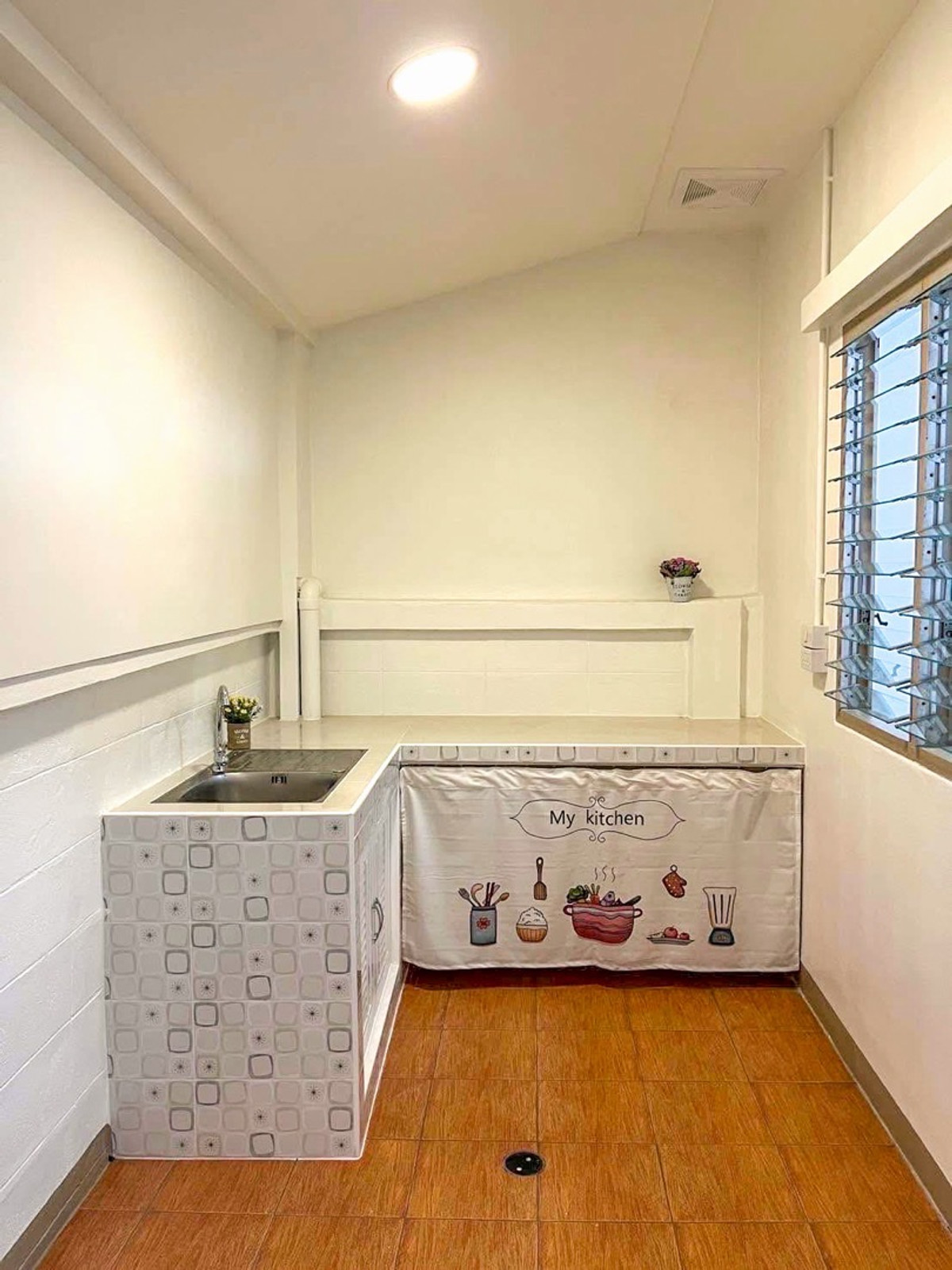 For SaleHouseSamut Prakan,Samrong : Reservation missed❗️💥Single-story townhouse for sale, renovated and ready to move in. There is space to add 1 more room💥📢 Installments only 5,000 /month.