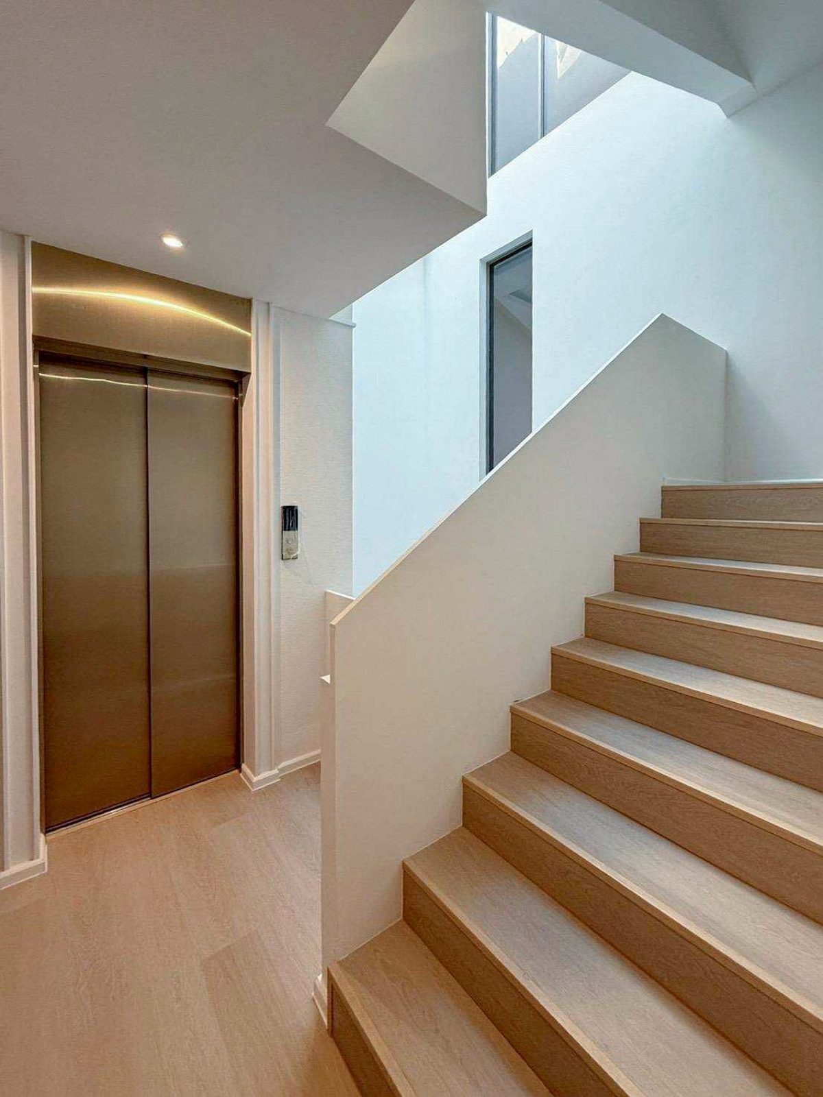 ขายอ่อนนุช อุดมสุข : ทาวน์โฮมหรู ซอยปรีดีพนมยงค์ 14 พื้นที่กว้าง ทำเลดี ใกล้ BTS พระโขนง ราคาคุ้มค่า |   Townhome for Sale | Soi Pridi Banomyong 14 | 536 sqm | 5 Beds 7 Baths | Luxury Spacious Residence Prime Location Best Value | Near BTS Phra Khanong | 32.9 MB  –LTH14761 