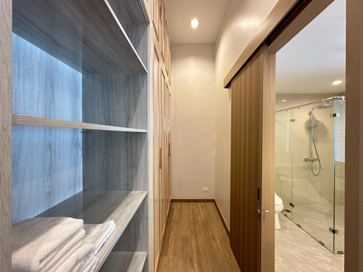 For RentSathorn, Narathiwat : Large condo room in Sathorn area, 3 bedrooms, near BTS St. Louis, CBD location and has large living space like a house. Live in the city center Near the business area, convenient travel