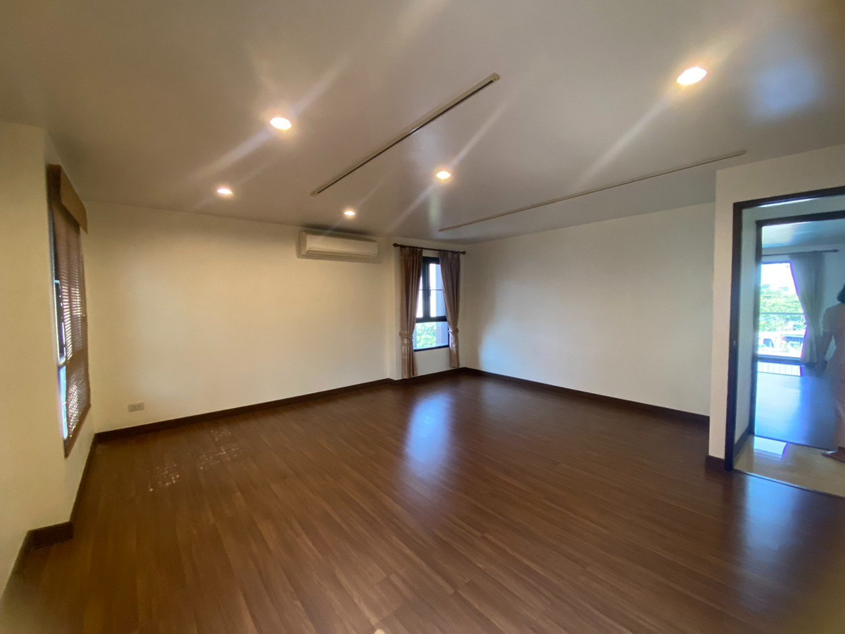 For RentOfficeVipawadee, Don Mueang, Lak Si : 🏬 Luxury Office Building for Rent 📐️Usable area 728 sqm. ✈️Close to Don Mueang International Airport 