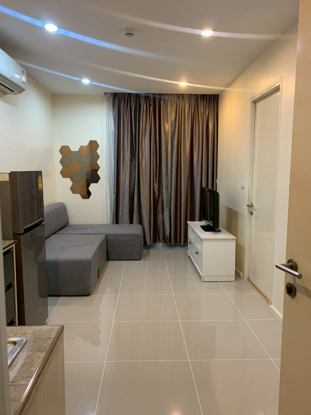 ให้เช่าคอนโดลาดพร้าว101 แฮปปี้แลนด์ : ให้เช่าและ ขายถูกคอนโด แฮปปี้ ลาดพร้าว 101 HAPPY CONDO Ladprao 101 ขนาด 40 ตรม. 1 นอน   1 น้ำ   ชั้น 2 อาคาร G  ห้องสวย พร้อมเฟอร์ ใกล้ รถไฟฟ้าสายสีเหลือง