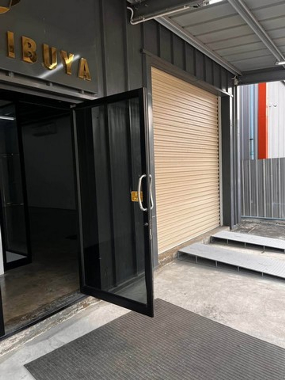 For RentWarehouseChokchai 4, Ladprao 71, Ladprao 48, : HR3343 Warehouse with office for rent, 2 floors – Chokchai 4 / Satri Witthaya 2 location, total usable area 260 sq m | Electric door | 13 CCTV cameras (ready to do business immediately!)