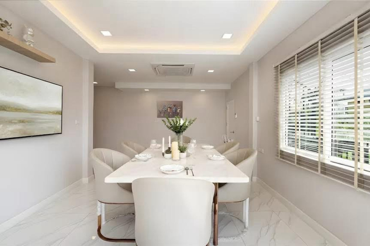 ให้เช่าบ้านรัชดา ห้วยขวาง : ปล่อยเช่าบ้าน 2 ชั้น หลังมุม ขนาด 36 ตรว. 300 ตรางเมตร ซอยรัชดา 18 บ้านสวยตกแต่งใหม่ เฟอร์นิเจอร์ครบพร้อมอยู่ ในหมู่บ้าน ปลอดภัยไม่มีโจร เพื่อนบ้านดีไม่มีปัญหา จอดรถหน้าบ้านได้ 1-2 คัน
