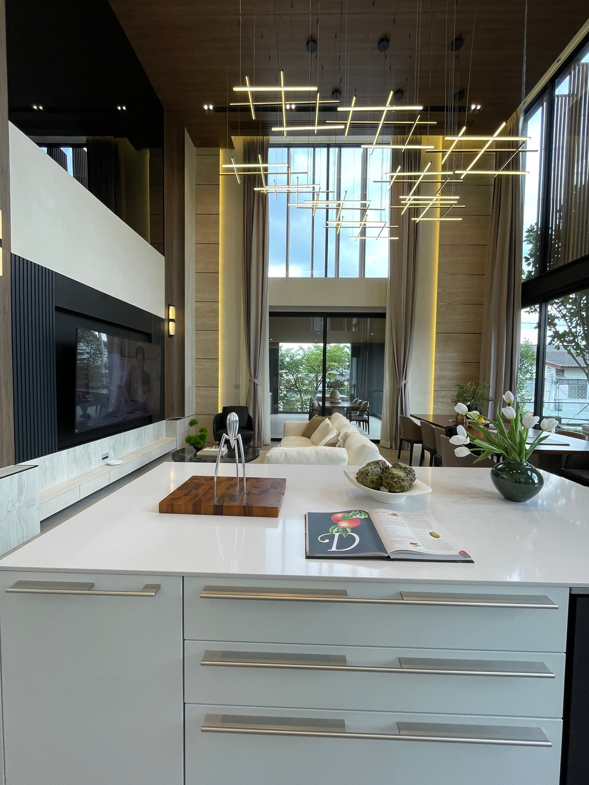 ขายบ้านเลียบทางด่วนรามอินทรา : "หนึ่งเดียวบนเลียบด่วน! Cira Residences บ้านเดี่ยว Ultra-Luxury 3.5 ชั้น พื้นที่ 845 ตร.ม. พร้อมสระว่ายน้ำส่วนตัว | ใกล้ทองหล่อ-พระราม 9 เพียงไม่กี่นาที (สังคมส่วนตัวเพียง 9 ยูนิต)"