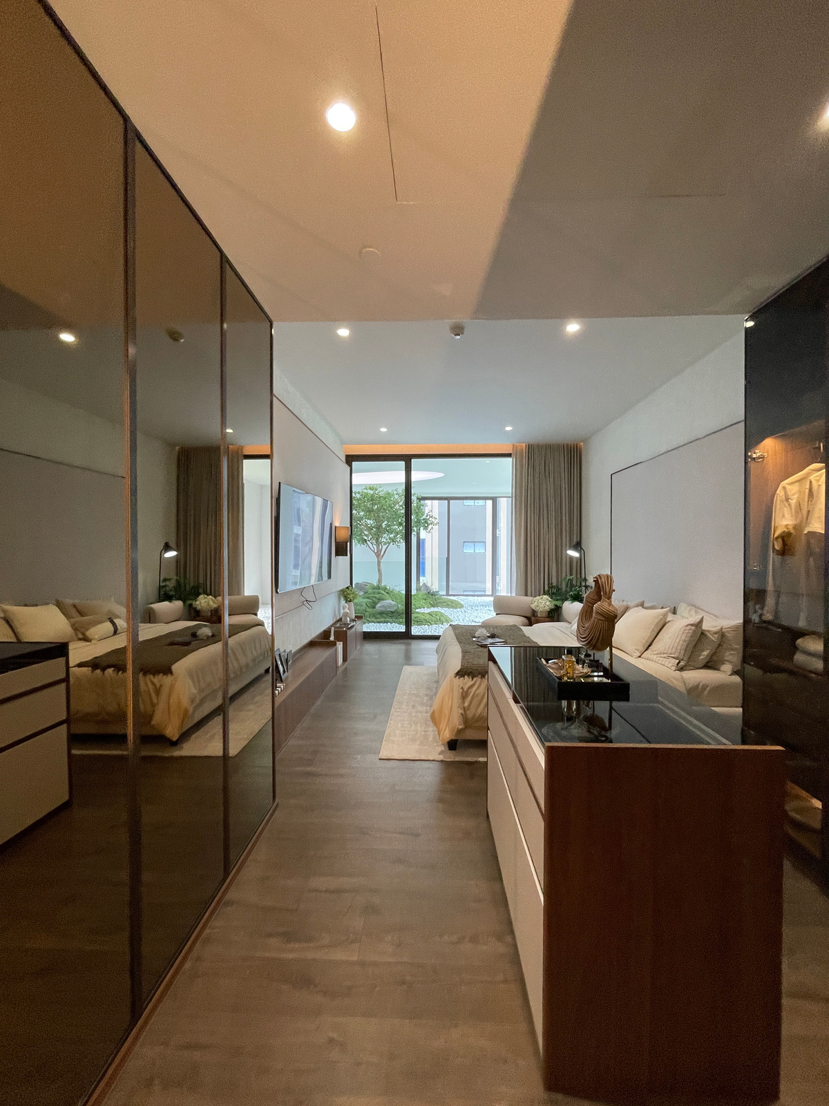 For SaleCondoSilom, Saladaeng, Bangrak : Rare unit for sale 🌳 THE ULTIMATE PARK VIEW | Rare Unit @ROMM CONVENT 🌳2 bedrooms, 2 bathrooms, usable area size 118.15 square meters on the 26th floor that offers a view of the lush Park View in the heart of Bangkok. On the highest potential location, Co