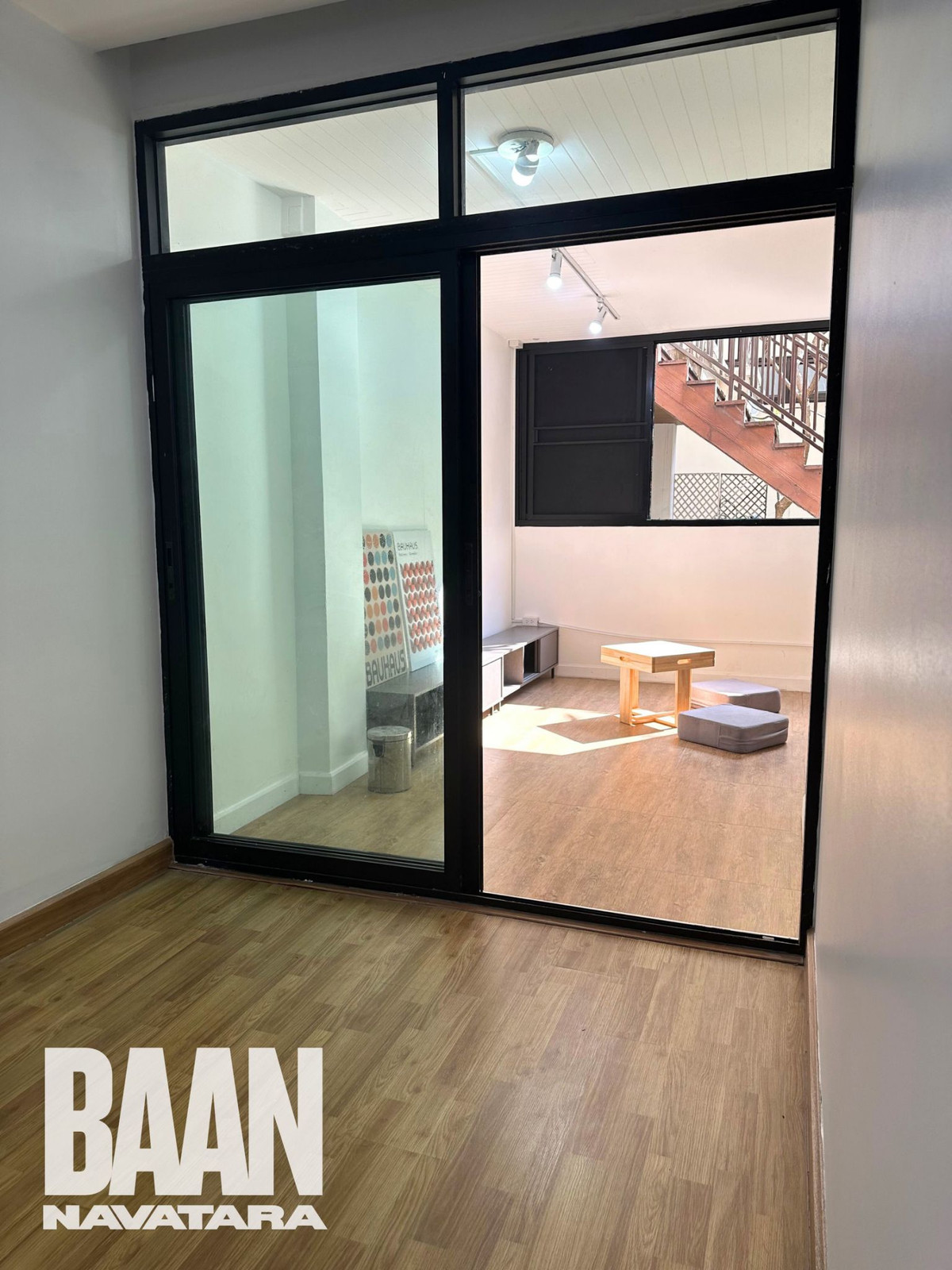 ให้เช่าคอนโดเกษตร นวมินทร์ ลาดปลาเค้า :  คอนโดบ้านนวธารา 61ตรม. ชั้น1 ห้องอยู่บริเวณหัวมุม เงียบสงบ  ถเข้าได้ 2 ทาง หน้าห้อง เข้าจากที่จอดรถ และ หลังห้อง ออกไปเป็นสระว่ายน้ำและ fitness