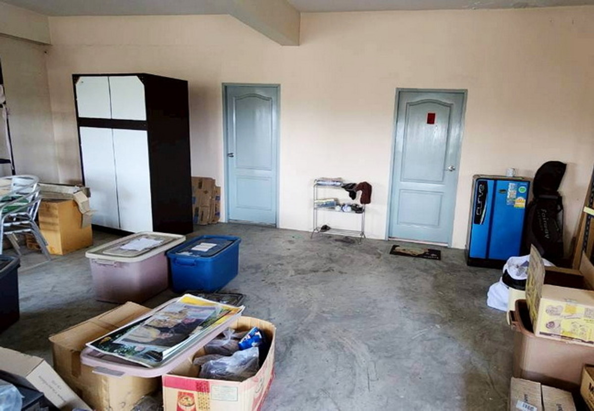 For SaleHome OfficePinklao, Charansanitwong : Office building for sale, next to Suan Phak Road, Taling Chan, Bangkok, area 114.5 sq m, 3.5 floors, 5 bedrooms, 4 bathrooms, price negotiable.