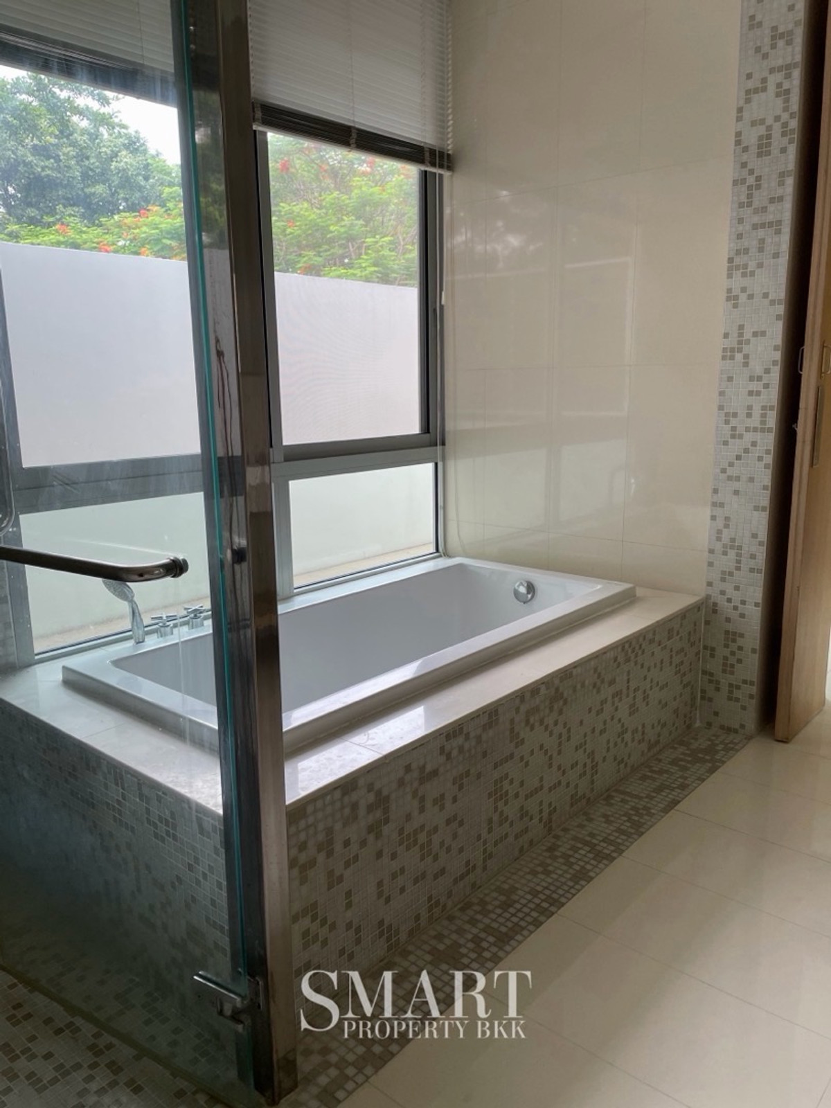 For RentHouseVipawadee, Don Mueang, Lak Si : 📍 Hyde Park Donmueang : Type C1 | Private Luxury Family Home. Only 5 min. to Harrow IS.