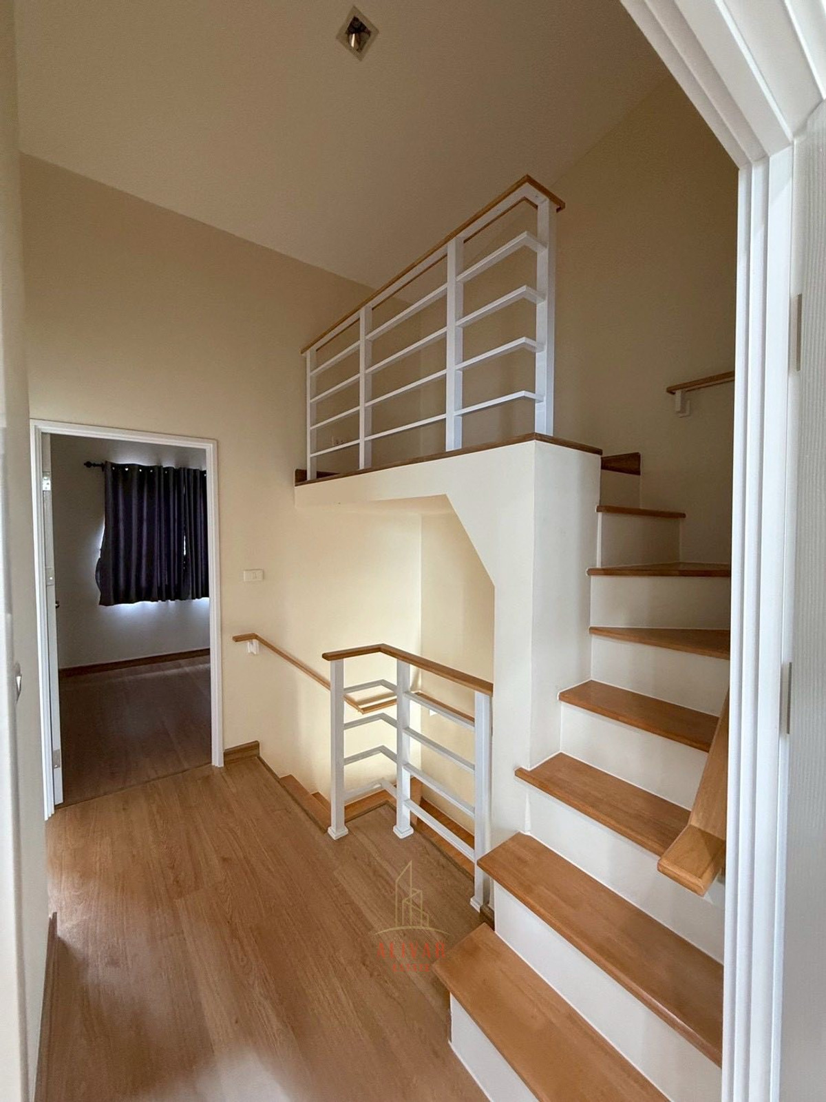 ให้เช่าทาวน์โฮมสมุทรปราการ สำโรง : RH040426 ให้เช่า ทาวน์โฮม 2 ชั้น รีโนเวทใหม่ 3 ห้องนอน หลังมุม at Golden Town Sukhumvit-Bearing BTS Station ใกล้ อิมพีเรียลเวิลด์ สำโรง เพียง 3 นาที