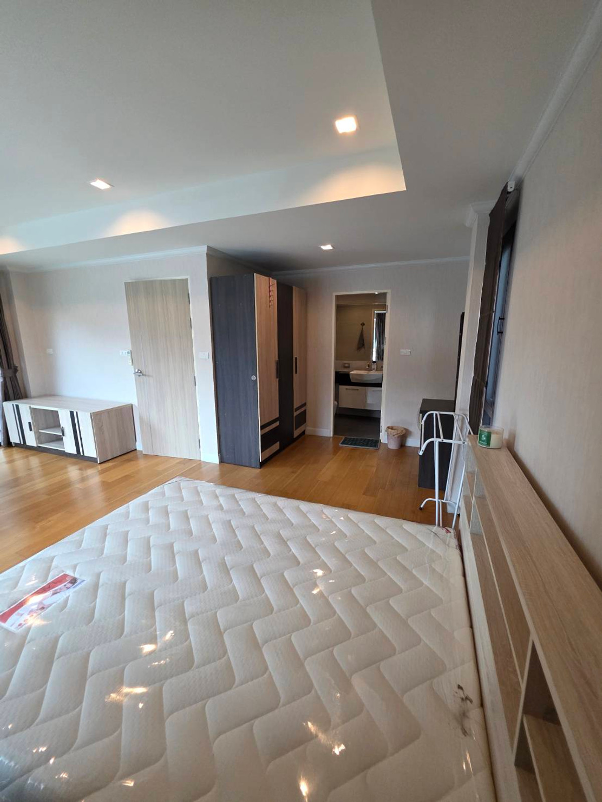 ขายบ้านลาดกระบัง สุวรรณภูมิ : ขายบ้านแฝด 3ชั้น สภาพบ้านใหม่มากๆ เจ้าของตกแต่งเสร็จแทบจะไม่ได้ใช้เลย 