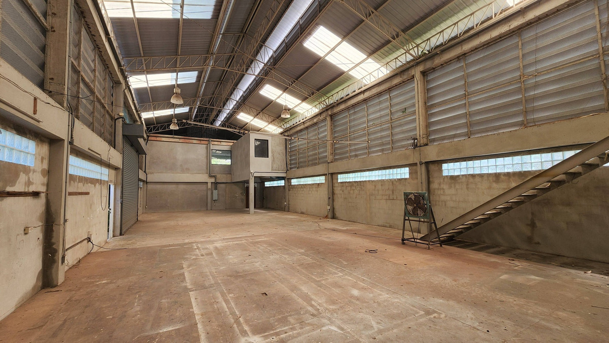 For RentWarehouseBangna, Bearing, Lasalle : Warehouse with office, 2 floors, good location, needs additional decorations, for rent in Bang Bo-Bang Phli area, near The Vintage Club.