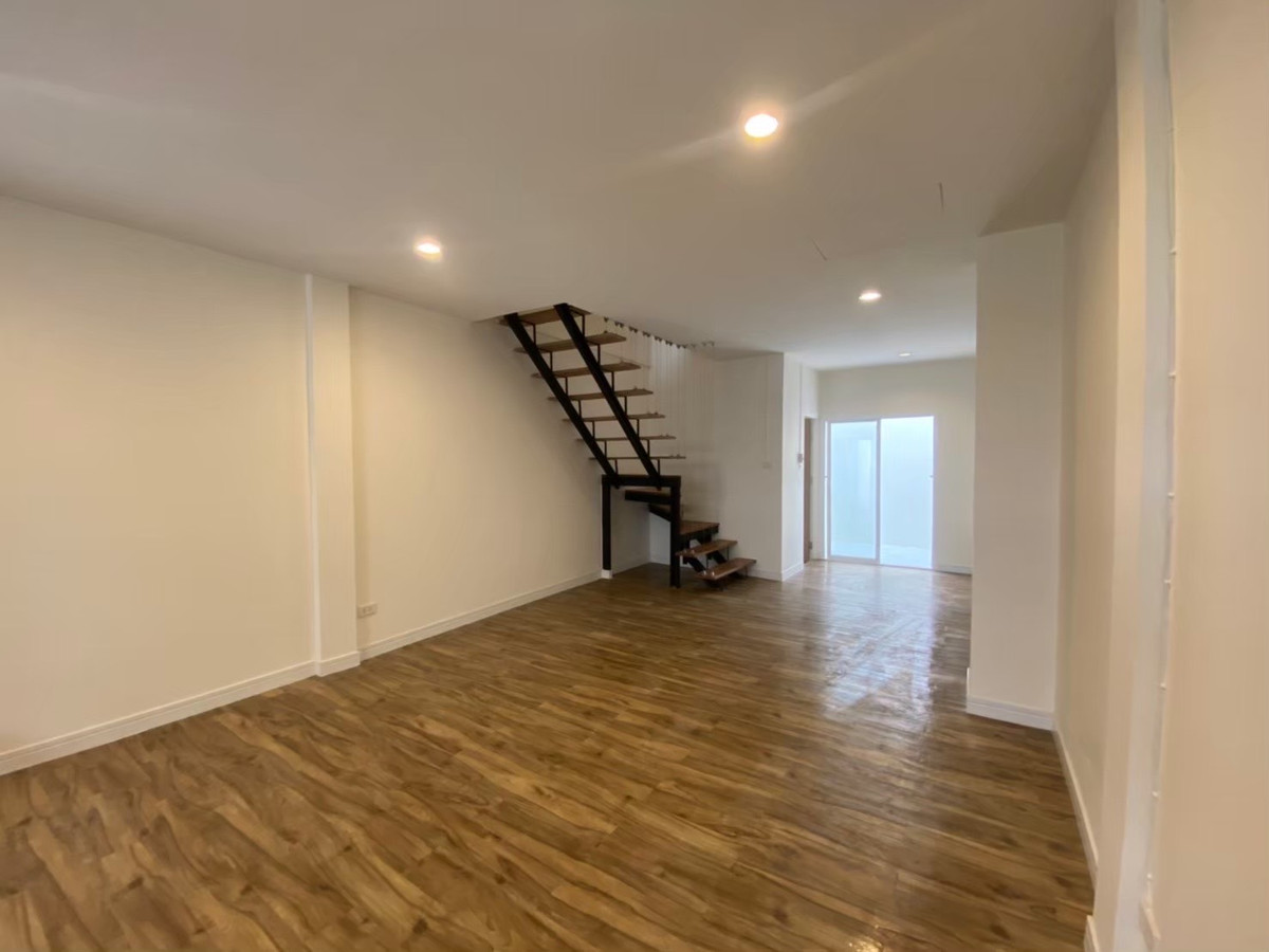 For SaleTownhomeVipawadee, Don Mueang, Lak Si : Newly renovated house for sale, 2-story townhouse, 16 sq m, Rattanawalai Village. Near Don Mueang Airport and the Red Line.