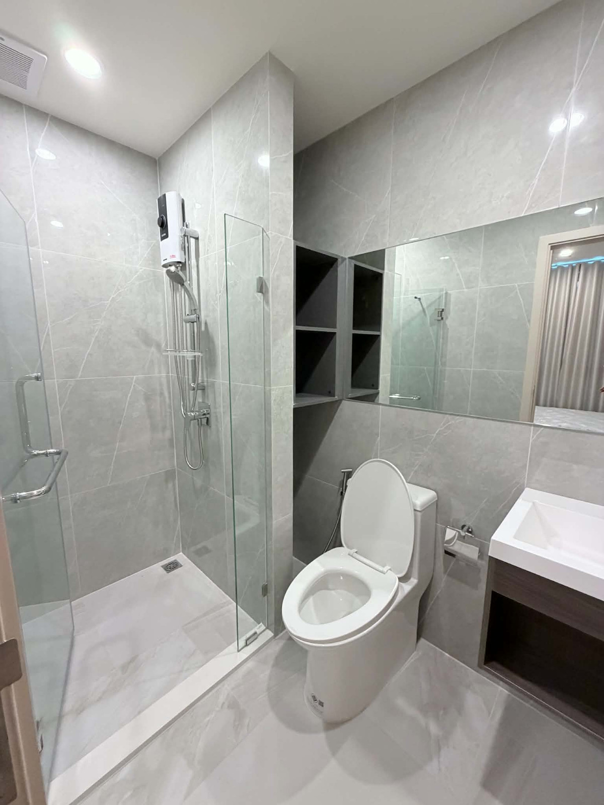 For RentCondoRama9, Petchburi, RCA : 2 Bed 2 Bath W/Larger Livingroom for rent at Nue District R9 condo just beside MRT Rama9