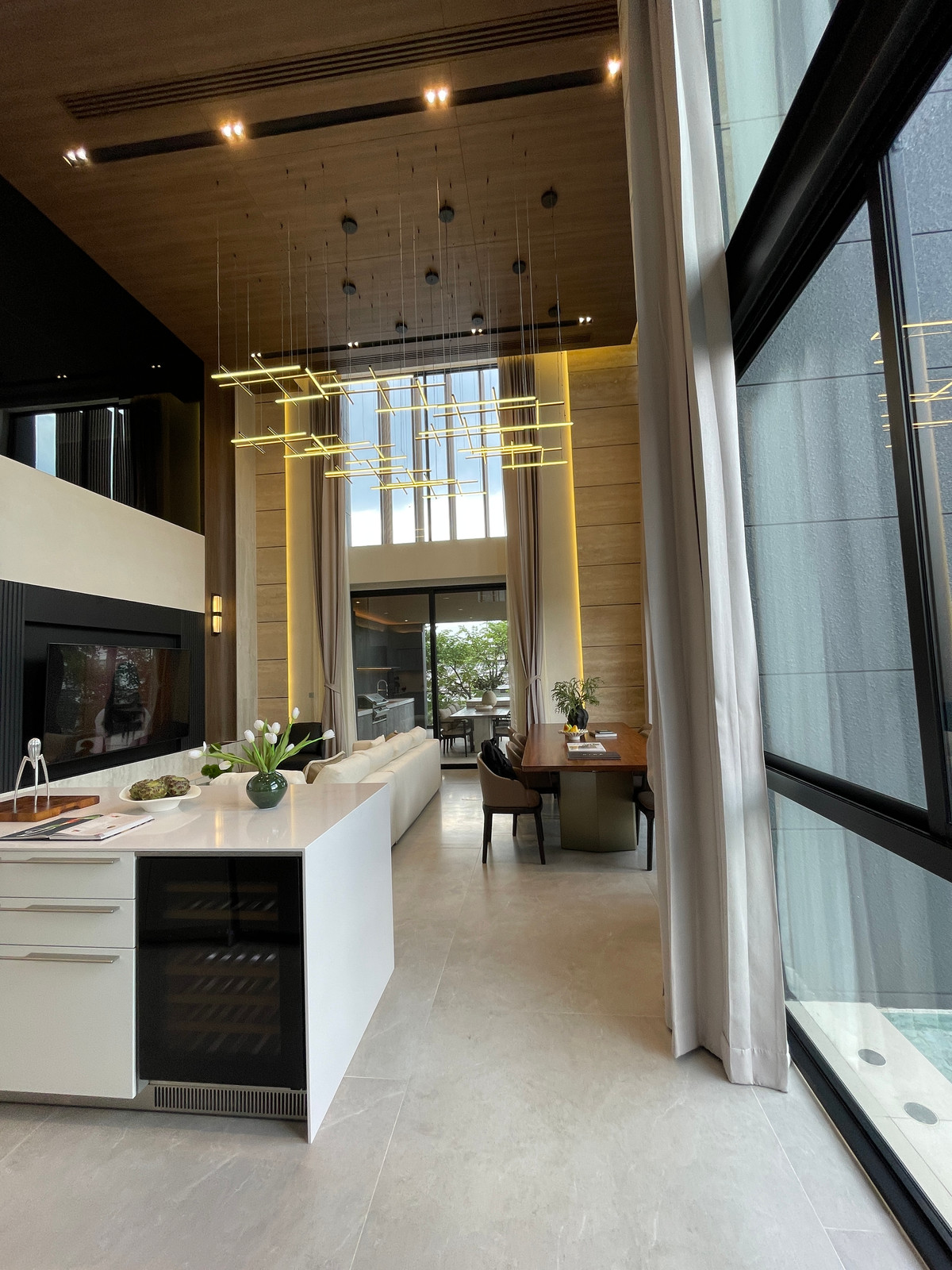 ขายบ้านเลียบทางด่วนรามอินทรา : "หนึ่งเดียวบนเลียบด่วน! Cira Residences บ้านเดี่ยว Ultra-Luxury 3.5 ชั้น พื้นที่ 845 ตร.ม. พร้อมสระว่ายน้ำส่วนตัว | ใกล้ทองหล่อ-พระราม 9 เพียงไม่กี่นาที (สังคมส่วนตัวเพียง 9 ยูนิต)"