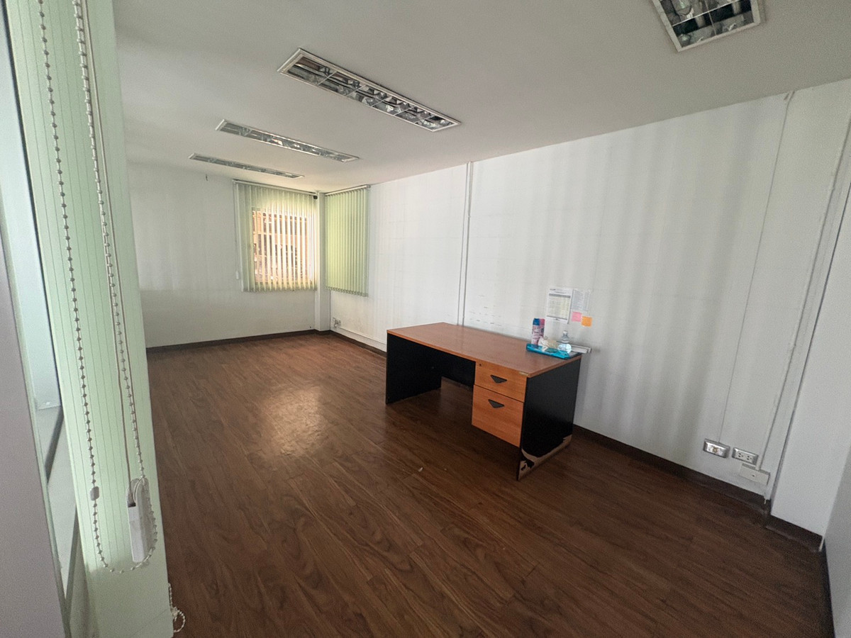 For RentOfficeSamut Prakan,Samrong : Commercial building for rent, Racha Thewa, Bang Phli, area 135 sq m., easy access to the industrial estate.