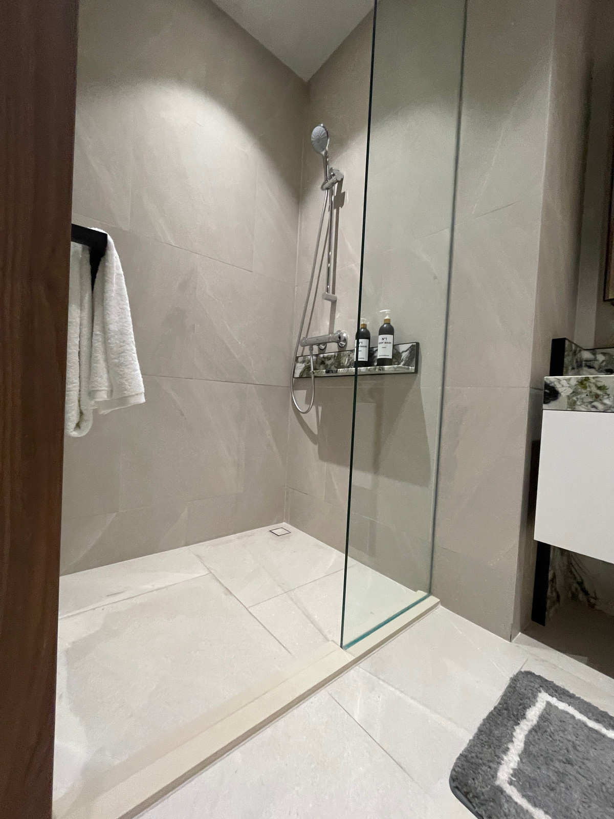 For SaleCondoSilom, Saladaeng, Bangrak : Rare unit for sale 🌳 THE ULTIMATE PARK VIEW | Rare Unit @ROMM CONVENT 🌳2 bedrooms, 2 bathrooms, usable area size 118.15 square meters on the 26th floor that offers a view of the lush Park View in the heart of Bangkok. On the highest potential location, Co