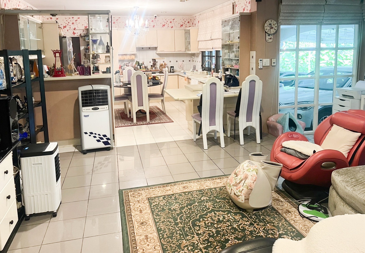 For SaleHouseSukhumvit, Asoke, Thonglor : 2-story detached house, prime location, Sukhumvit 103, large house, wide area, complete functions, with lawn and usable area around the house. Suitable for large families, convenient travel, close to the BTS and many large department stores.