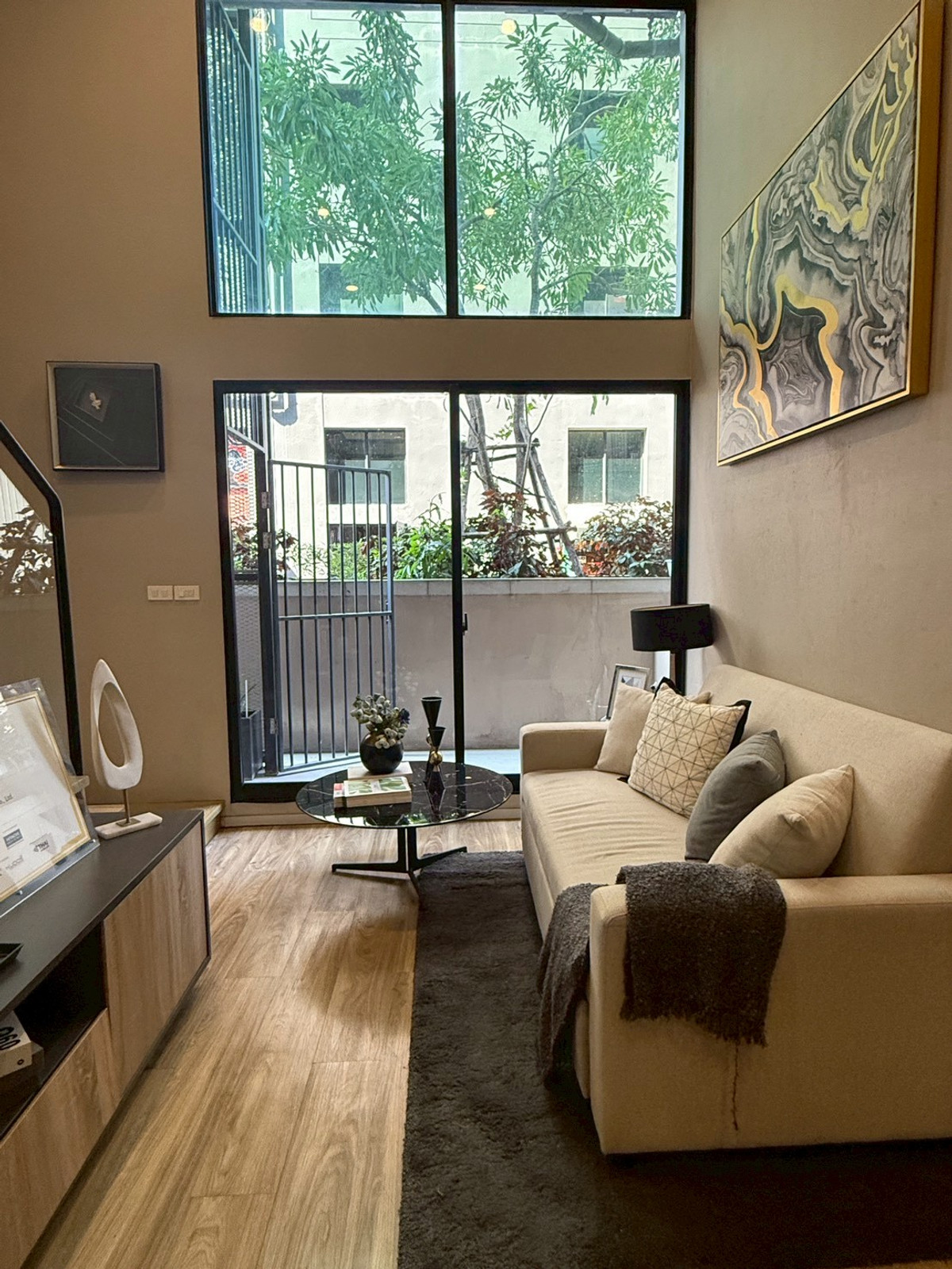 ขายคอนโดสาทร นราธิวาส : คอนโด Duplex 2 ชั้น วิวสวนสวย พร้อมอยู่ ใกล้ BTS สุรศักดิ์ 3.85 ล้านบาท พร้อมตกแต่งเฟอร์นิเจอร์ ลากกระเป๋าเข้าอยู่ได้เลย 