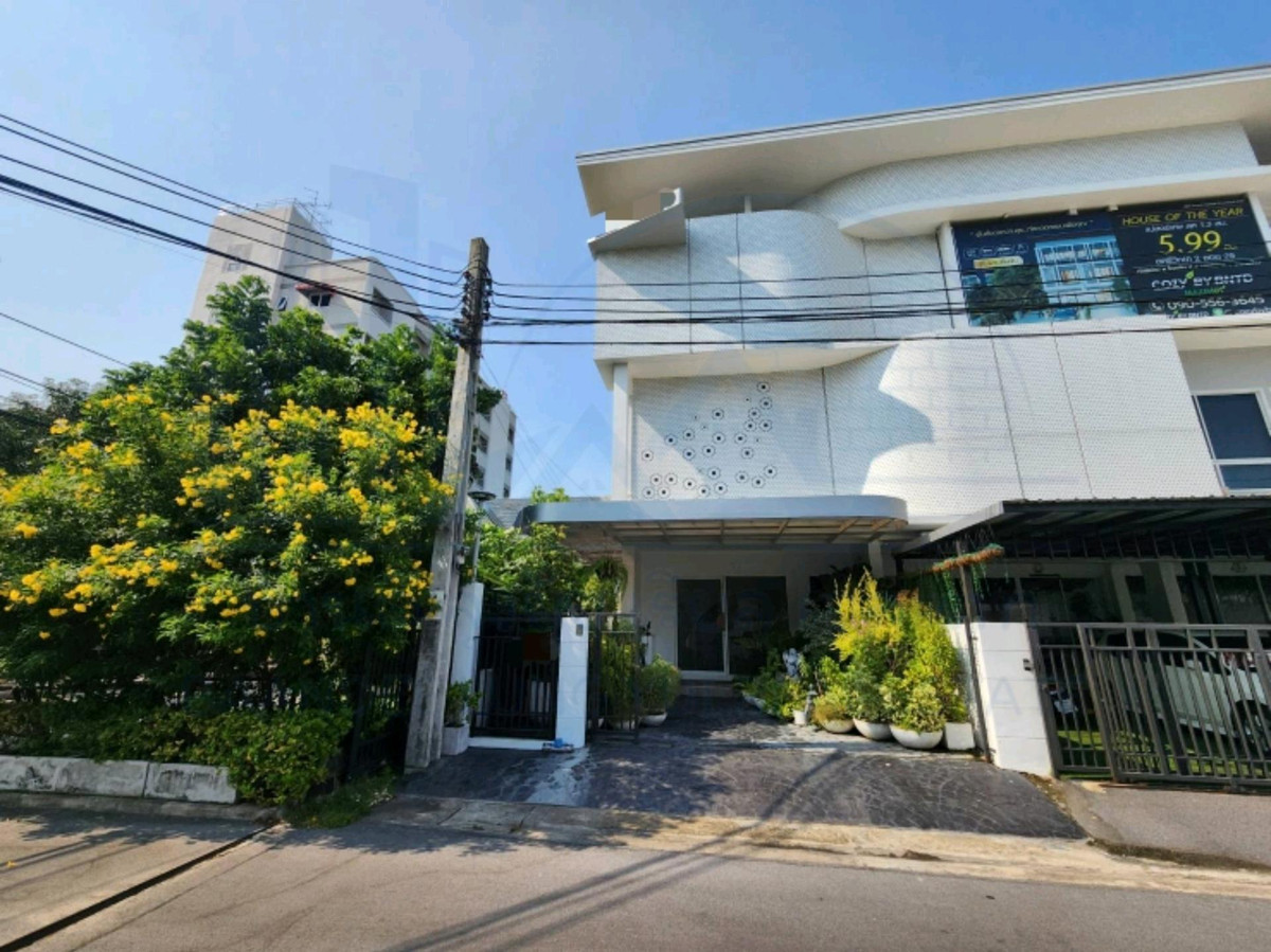 ให้เช่าทาวน์โฮมโชคชัย4 ลาดพร้าว71 : ให้เช่า Townhome Office ลาดพร้าว 73🌳☀️☀️ 拉普拉奥 73 号联排别墅办公室出租。