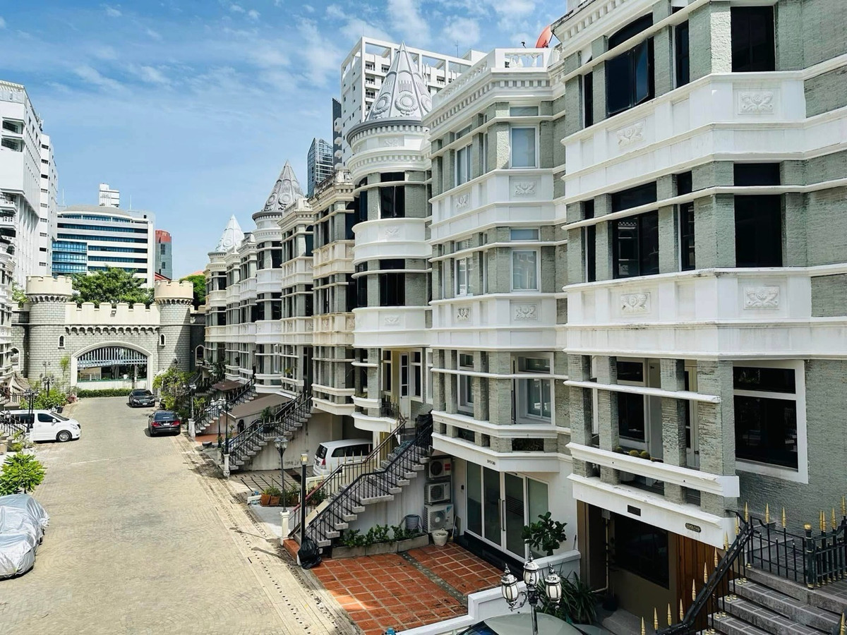 For RentTownhomeSukhumvit, Asoke, Thonglor : 🩷⭕️ For rent TOWNHOME &  HOME OFFICE - Sukhumvit31 Asok-Phromphong ,Australian International School , Emporium , Terminal21Asok
⭕️ 3-4 bedrooms 4 bathrooms. 1 maidroom 3 car parking  
- 350 sqm.  33 sqw. 

⭕️ Tel. 0859114585 line @900cqqhk 
⭕