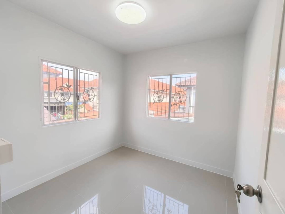 ขายทาวน์โฮมนนทบุรี บางใหญ่ บางบัวทอง : ขายทาวน์เฮ้าส์พฤกษา 33 วัดลาดปลาดุก หลังมุม 22 ตร.ว. แต่งใหม่พร้อมเฟอร์ฯ ฟรีโอน